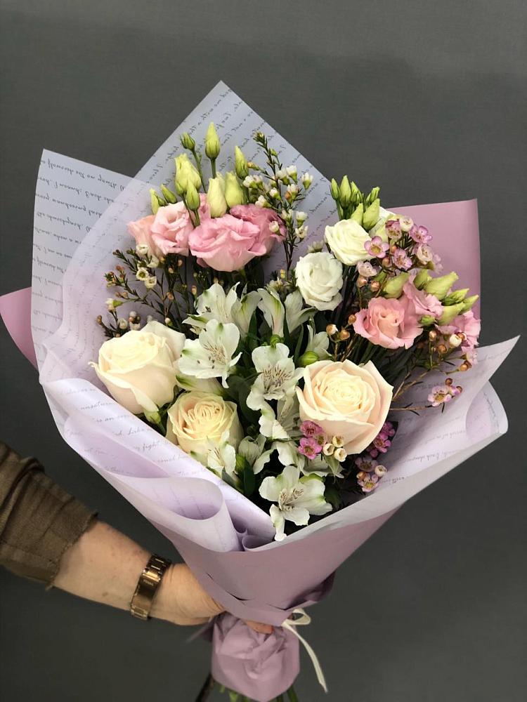 Букет цветов из: Альстромерии, Розы и Лизиантусы в Богослово