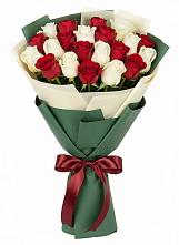 Букет Микс из красных и белых роз в Богослово