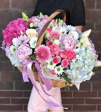 Композиция солнечный день в Богослово Цветочная композиция из Розы, Хризантемы, Пионы и Лизиантусы в корзине в Богослово