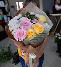 Букет цветов из:  Герберы, Розы и Хризантемы в Богослово