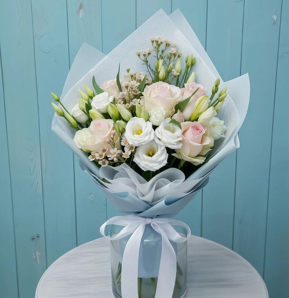 Букет цветов из: Розы и Лизиантусы в Богослово