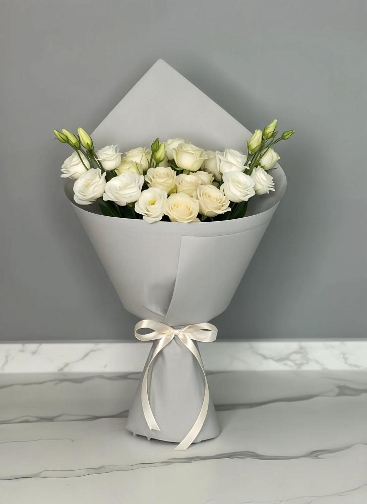 Букет цветов из: Розы и Лизиантусы в Богослово