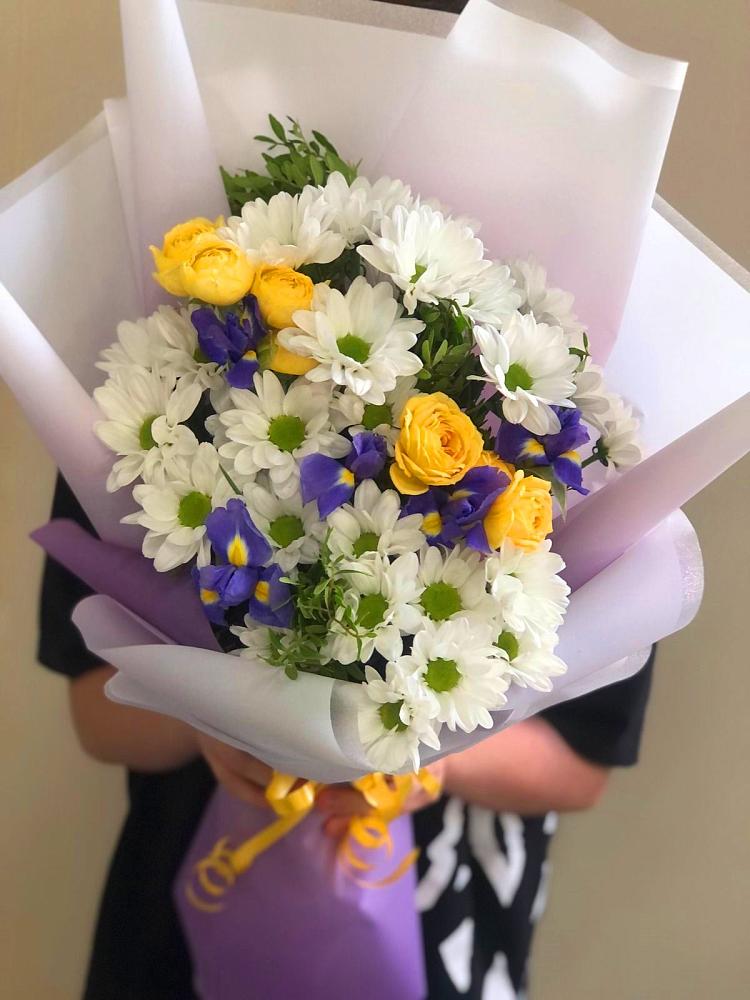 Букет цветов из: Ирисы, Хризантемы и Розы в Богослово