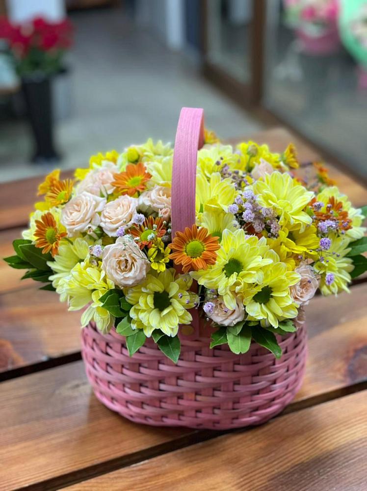 Цветочная композиция из Хризантемы и Розы в корзине в Богослово