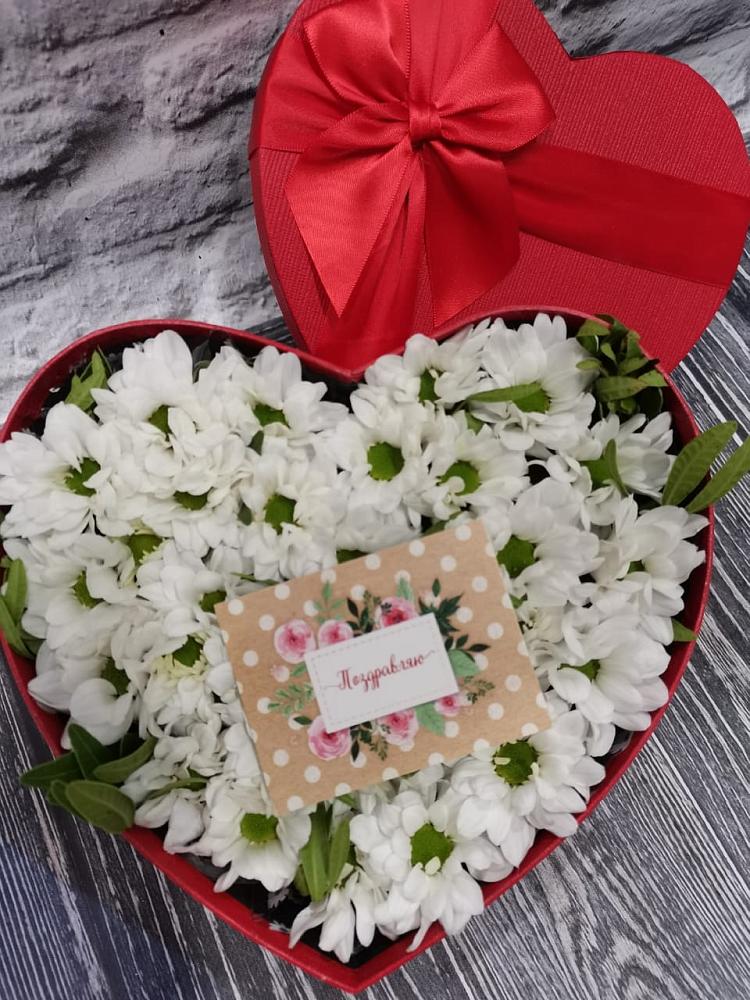 Цветочная композиция из Хризантемы в виде сердца в Богослово