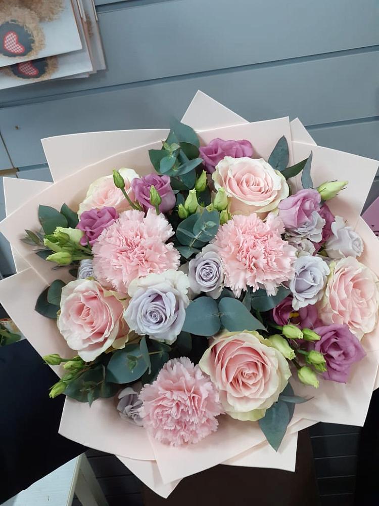 Букет цветов из: Розы, Гвоздики и Лизиантусы в Богослово