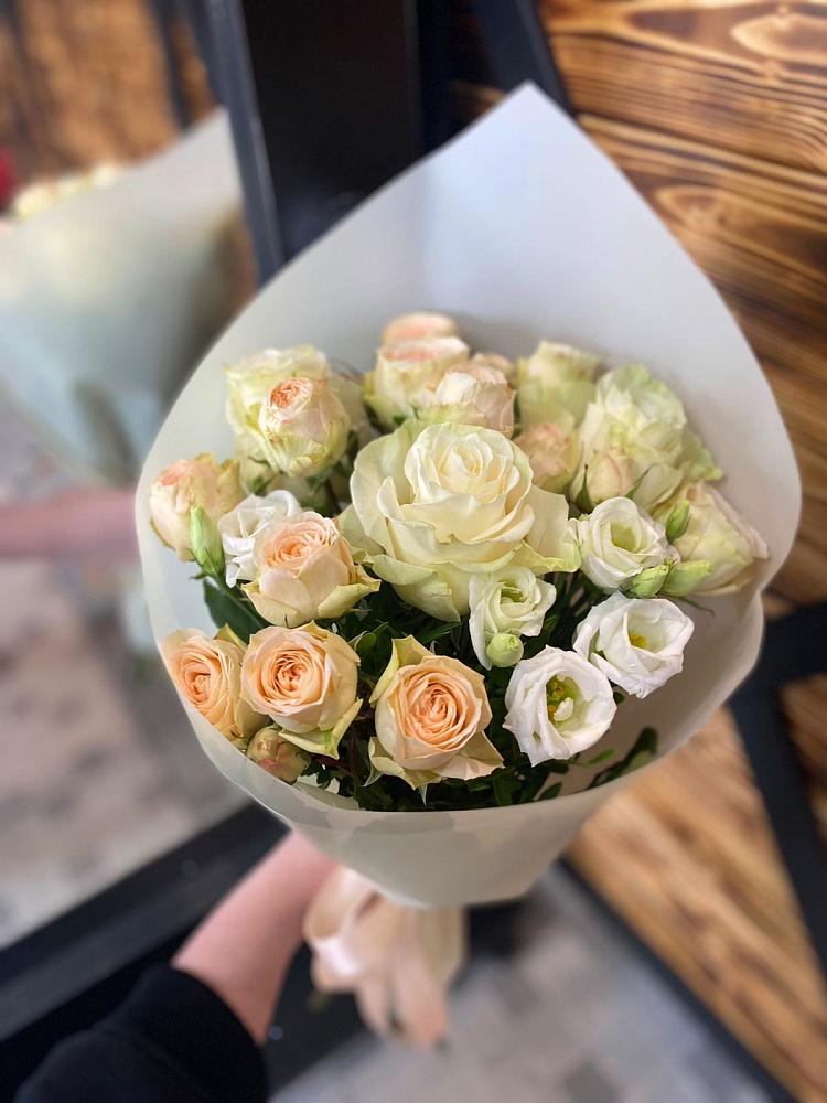 Букет цветов из: Розы и Лизиантусы в Богослово